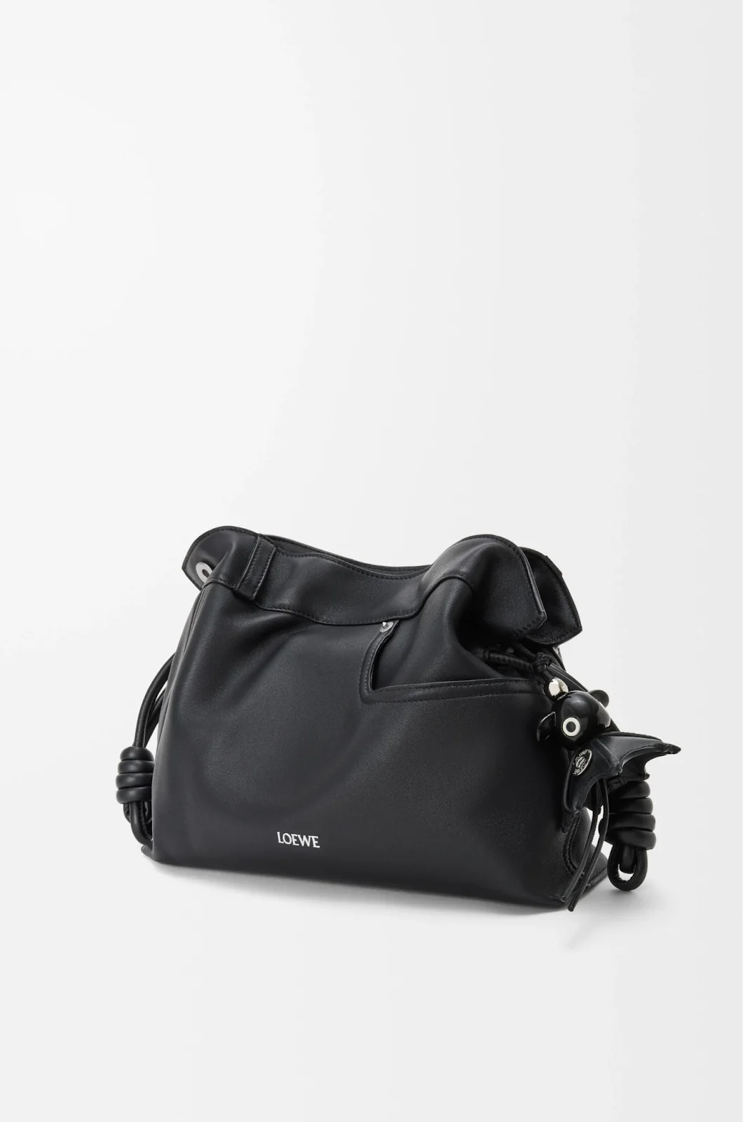 Bag Charms แบรนด์ Loewe บนกระเป๋าหนังรุ่นยอดฮิต