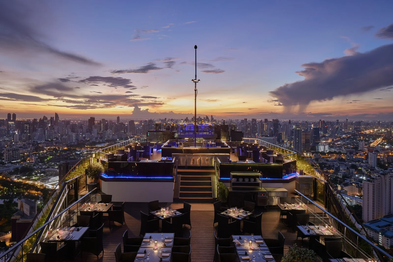ดินเนอร์สุดหรูพร้อมวิวเมืองพาโนรามาที่โรงแรม Banyan Tree Bangkok