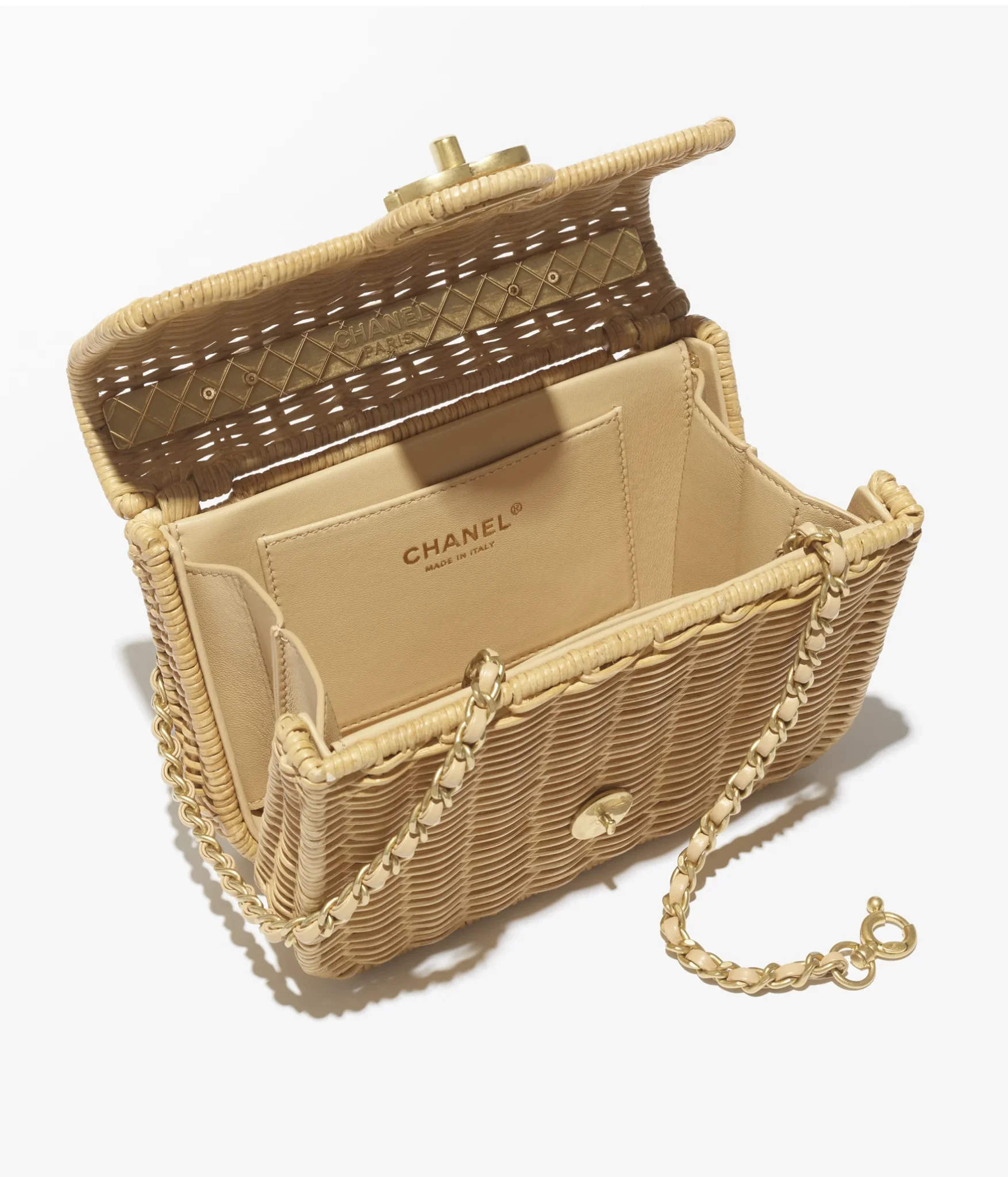 กระเป๋าสาน Chanel แบรนด์เนมสุดหรู ถือแล้วดูสมฐานะ