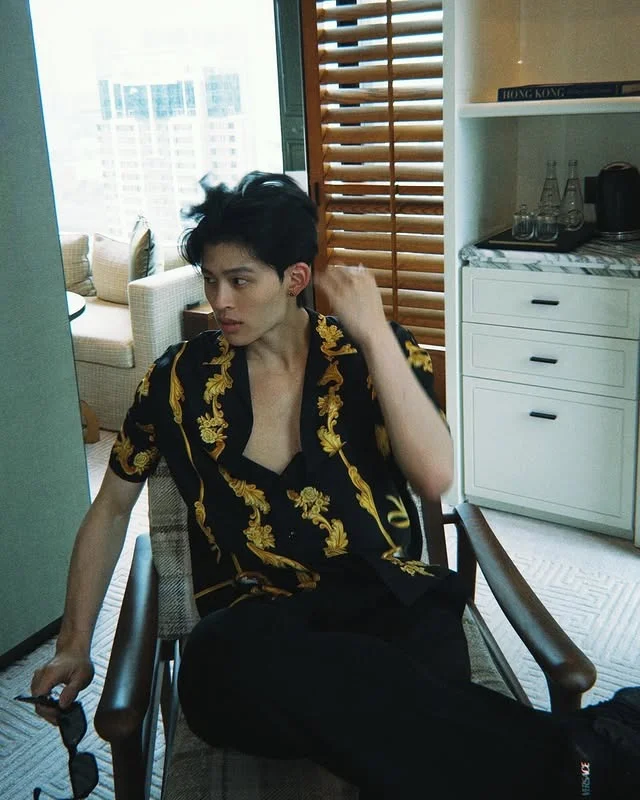 ปอนด์ ณราวิชญ์ ในชุดเสื้อเชิ้ตผ้าไหมลาย Barocco สีทองของ Versace